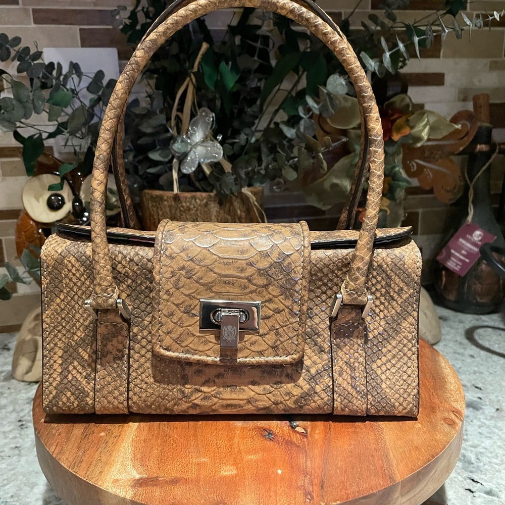 Vintage LIZ CLAIBORNElegant Tan Snakeskin Pattern cosmetic bag. Never used .
